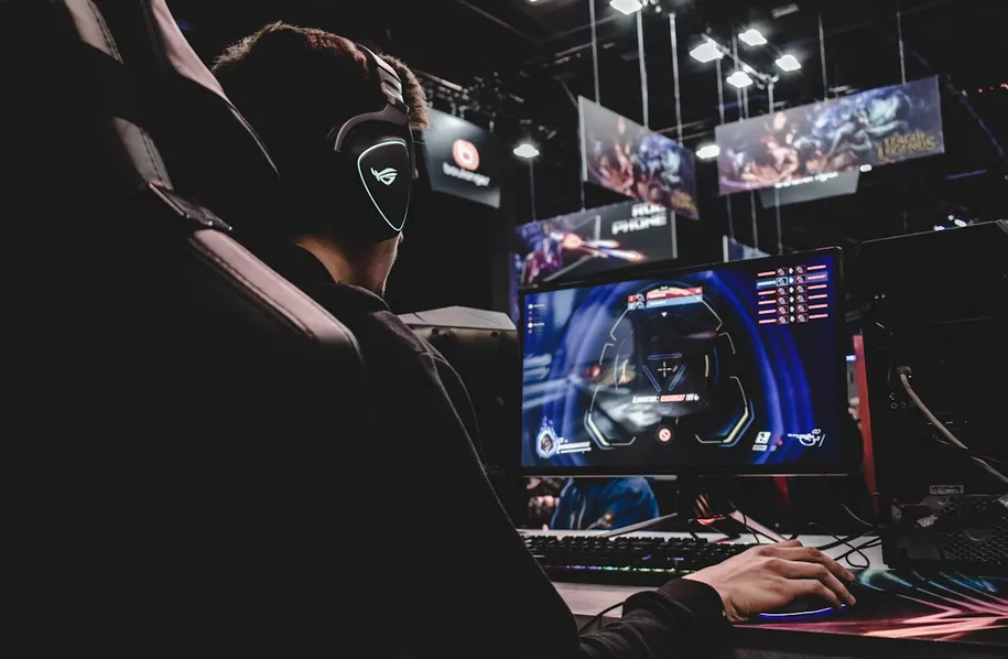 Learning Game Strategy the 1v9er Way